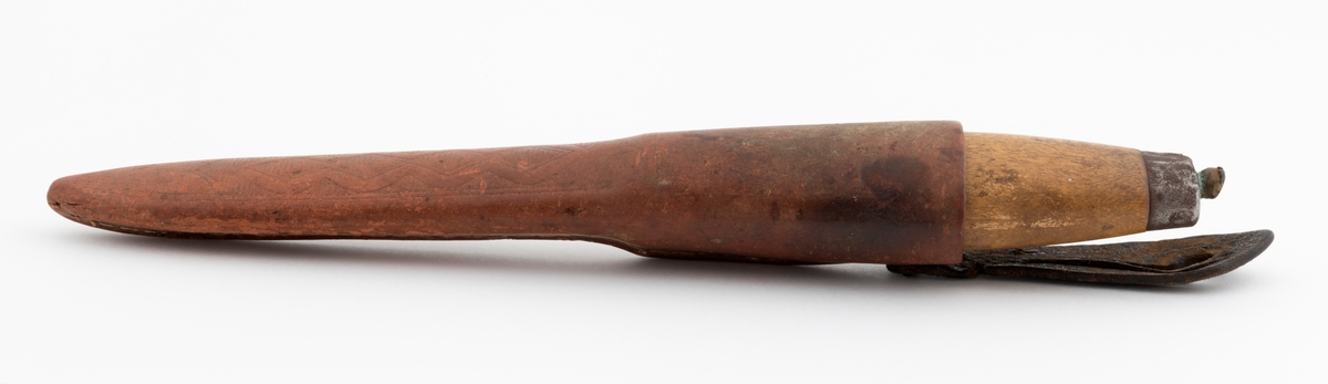 Tollekniv med slire, produsert av B. Knudsen på Ila i Trondheim. Kniven er 22,3 centimeter lang fra spissen av bladet til knappen i den bakre enden av skaftet. Bladet er 11,1 centimeter langt og snaut 2,1 centimeter bredt ved brystningen innerst mot skaftet. Bladet var opprinnelig snaut 3 millimeter tjukt, men bladryggen har slagmerker som har gjort den noe bredere. Sannsynligvis har dette skjedd fordi eieren har slått på knivnakken med et slagredskap for å kunne kløyve stikker som skulle brukes under opptenning. Den venstre sida av knivbladet bære smedstempelet «B. KNUDSEN  ILEN  TRONDHJEM». 

Kniven har et 10,8 centimeter langt treskaft med cirka 1 centimeter brede holker i begge ender. I den bakre enden er det en cirka 5 millimeter høy knopp med skråslipt endeflate. Treskaftet har en konveks form og et ovalt tverrsnitt. Midtpartiet måler 2,9 X 2,2 centimeter. Skaftet er ikke innsatt med noe fargestoff, men det kan ha vært oljet.

Slira er 18,2 centimeter lang, men har i tillegg en lærstropp for feste i en knapp i bukselinninga, slik at total lengde blir 24,6 centimeter. Sliras hoveddel er lagd av brunlig papp og holdes sammen av en søm langs det som var midtaksen av sliras bakside. Forsida av den delen av slira som omgav knivbladet har et siksak-mønster med litt skravur.

Knivmakerne Broder Knudsen (1886-1967) og Bård Knudsen bodde i Trondheim. Det er sannsynlig at en av disse har produsert denne kniven.