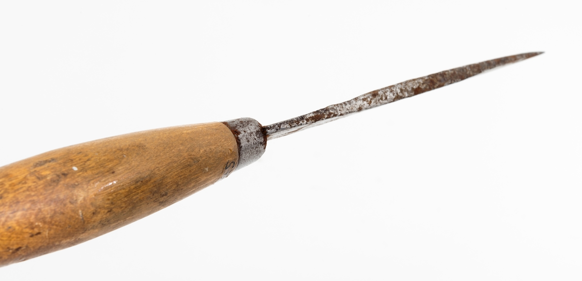 Tollekniv med slire, produsert av B. Knudsen på Ila i Trondheim. Kniven er 22,3 centimeter lang fra spissen av bladet til knappen i den bakre enden av skaftet. Bladet er 11,1 centimeter langt og snaut 2,1 centimeter bredt ved brystningen innerst mot skaftet. Bladet var opprinnelig snaut 3 millimeter tjukt, men bladryggen har slagmerker som har gjort den noe bredere. Sannsynligvis har dette skjedd fordi eieren har slått på knivnakken med et slagredskap for å kunne kløyve stikker som skulle brukes under opptenning. Den venstre sida av knivbladet bære smedstempelet «B. KNUDSEN  ILEN  TRONDHJEM». 

Kniven har et 10,8 centimeter langt treskaft med cirka 1 centimeter brede holker i begge ender. I den bakre enden er det en cirka 5 millimeter høy knopp med skråslipt endeflate. Treskaftet har en konveks form og et ovalt tverrsnitt. Midtpartiet måler 2,9 X 2,2 centimeter. Skaftet er ikke innsatt med noe fargestoff, men det kan ha vært oljet.

Slira er 18,2 centimeter lang, men har i tillegg en lærstropp for feste i en knapp i bukselinninga, slik at total lengde blir 24,6 centimeter. Sliras hoveddel er lagd av brunlig papp og holdes sammen av en søm langs det som var midtaksen av sliras bakside. Forsida av den delen av slira som omgav knivbladet har et siksak-mønster med litt skravur.

Knivmakerne Broder Knudsen (1886-1967) og Bård Knudsen bodde i Trondheim. Det er sannsynlig at en av disse har produsert denne kniven.