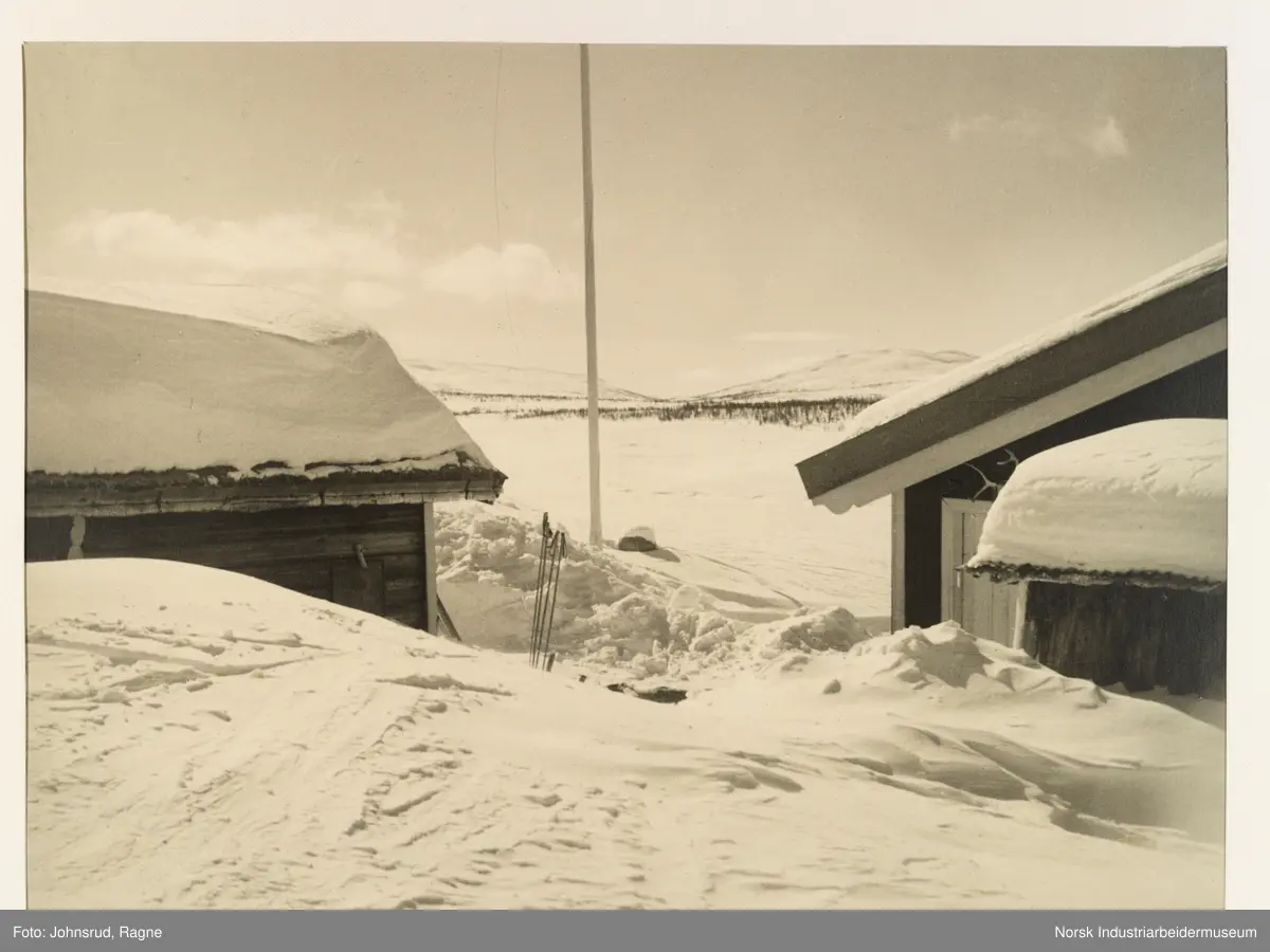 Sundet på Møsstrond i snødekt landskap