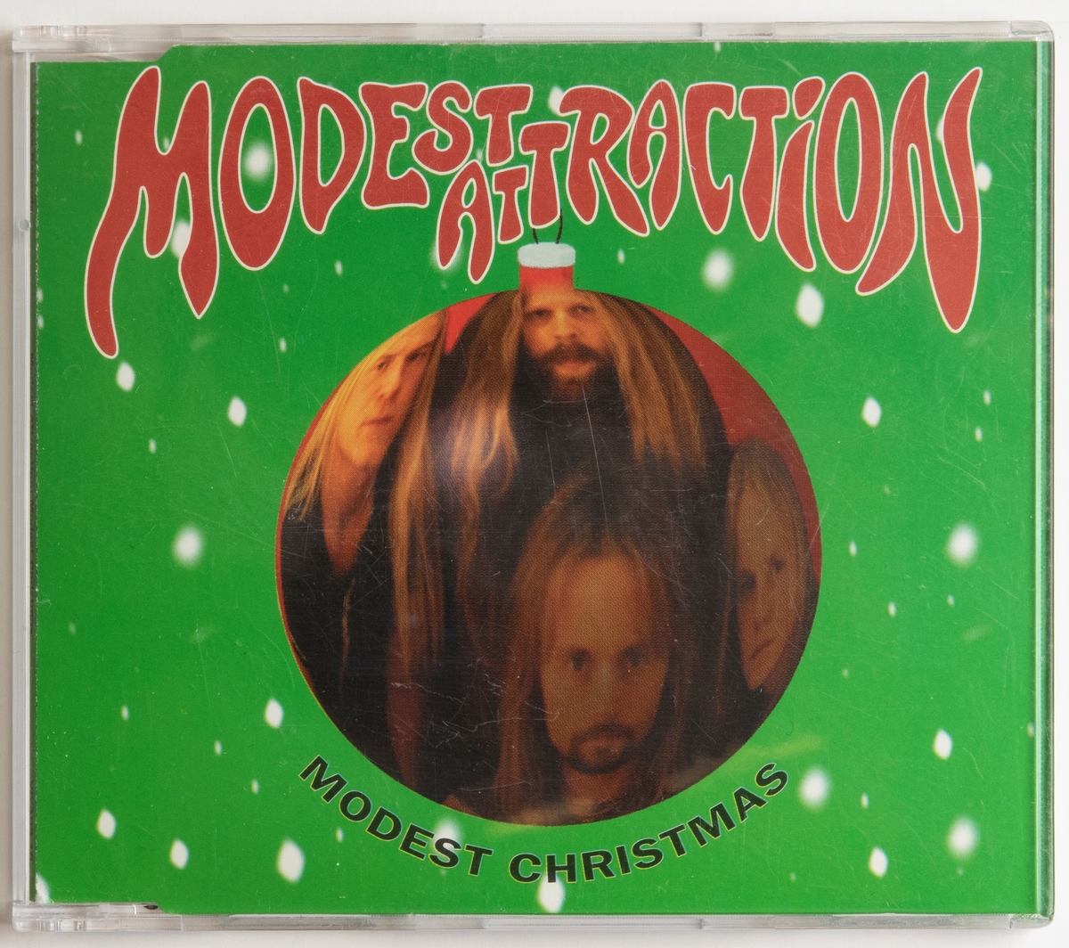 CD-skiva, musik med gruppen Modest Attraction. Skiva i tvådelat, hårt palstfodral med inlaga i framsidan.

Innehåll
1. Modest Christmas
2. Christmas Time
3. Feed Your Fire (Live)
4. Give You My Song (Live)

JM 55303:1, Skiva
JM 55303:2, Inlaga
JM 55303:3, Fodral