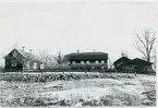 Munktorp sn, Köping kn, prästgården.
Gårdsbild. 1975.