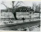 Munktorp sn, Köping kn, prästgården.
Gårdsbild. 1935.