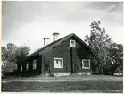 Munktorp sn, Köping kn, Gränby.
Gränby nr 1. F.d. majorsboställe vid Västmanlands regemente. Flygeln. 1949.