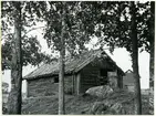 Munktorp sn, Köping kn, Gränby.
Gränby nr 1. F.d. majorsboställe vid Västmanlands regemente. Gårdssmedjan. 1949.