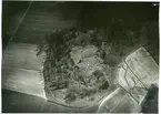 Munktorp sn, Köping, Stenby.
Flygfoto över landskap med fornlämningsområde och åkrar, 1931.