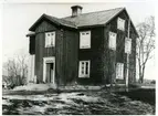 Munktorp sn, Köping, Vippeby.
Gammal mangård, 1935.