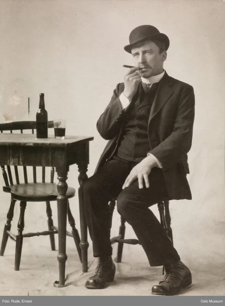 portrett, mann, skuespiller, rollebilde, Seladon Andersen i "Storken" på Nationaltheatret, sittende helfigur