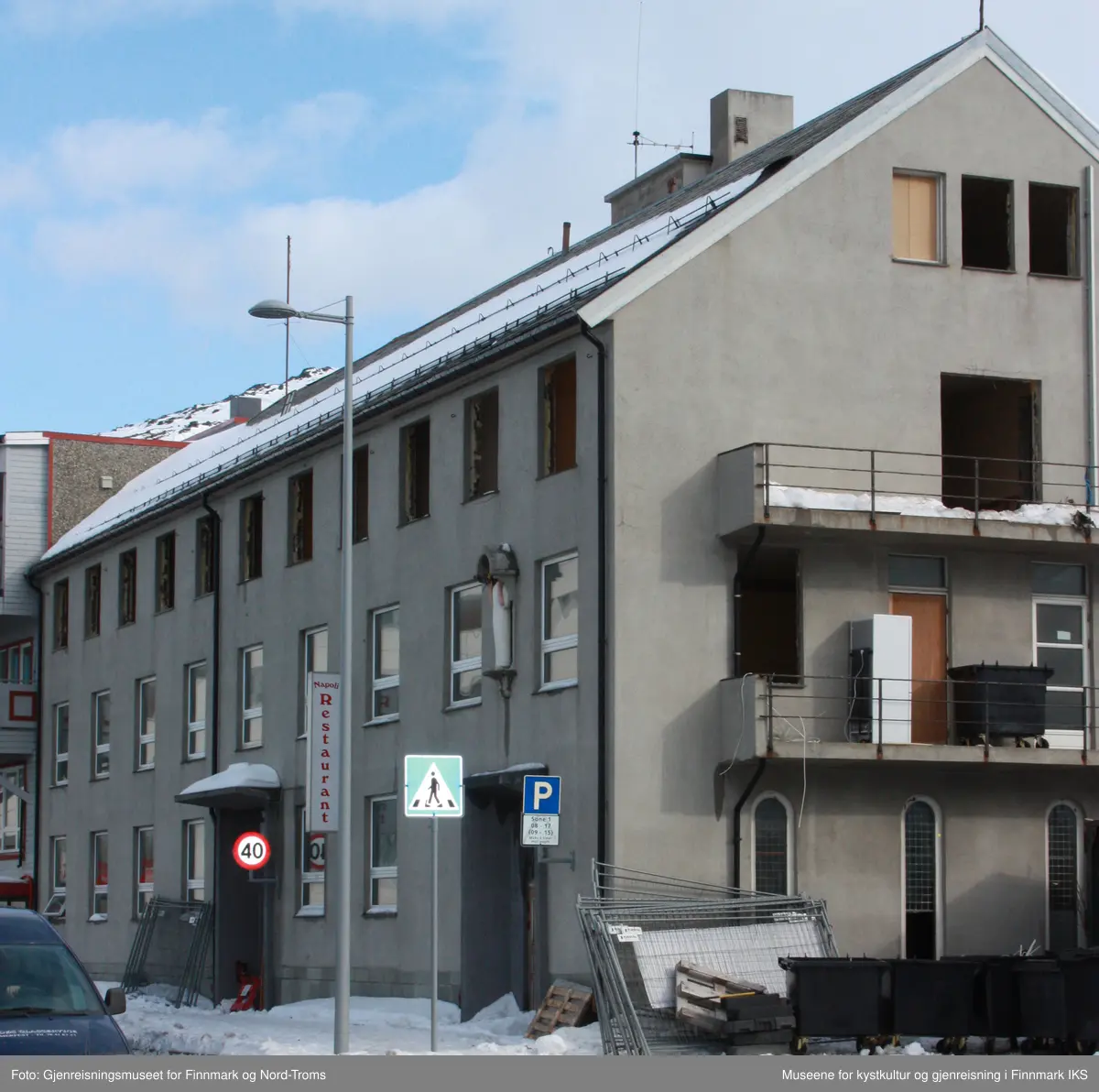 Fastkarmvinduet er høyt og smalt og har en halvrund avslutning oppe. Vinduet har en enkelt glassrute som er sprukken. Karmen er malt hvit på utsida og brun lakkert på innsida. På innsida var det festet en metallramme med blyglassruter. Den enkelte glassruta beskyttet blyglasset fra yttersida. Fra innsida av bygget var derimot de fargede blyglassruter synlige.