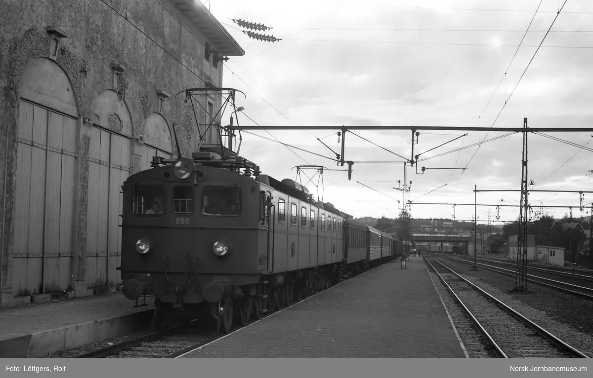 Svensk elektrisk lokomotiv Dm nr. 986 med persontog til Kiruna på Narvik stasjon.