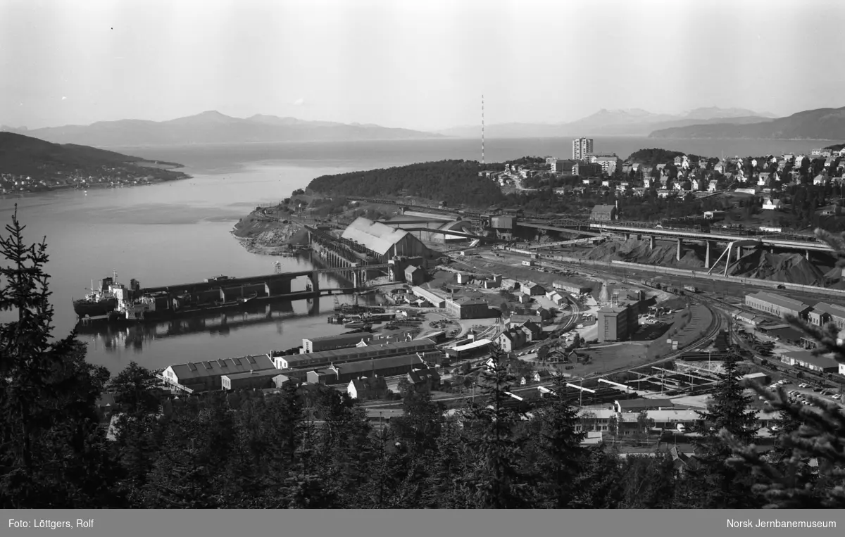 Malmkaia, jernbaneverkstedet og lokomotivstallen i Narvik sett fra Fagernesfjellet.