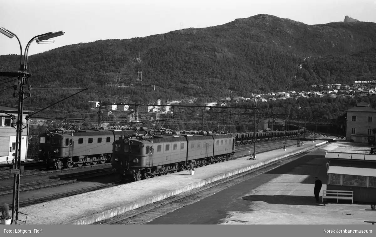 Elektriske lokomotiver type Dm + Dm3 + Dm, til venstre med fullastet malmtog, på Narvik stasjon.