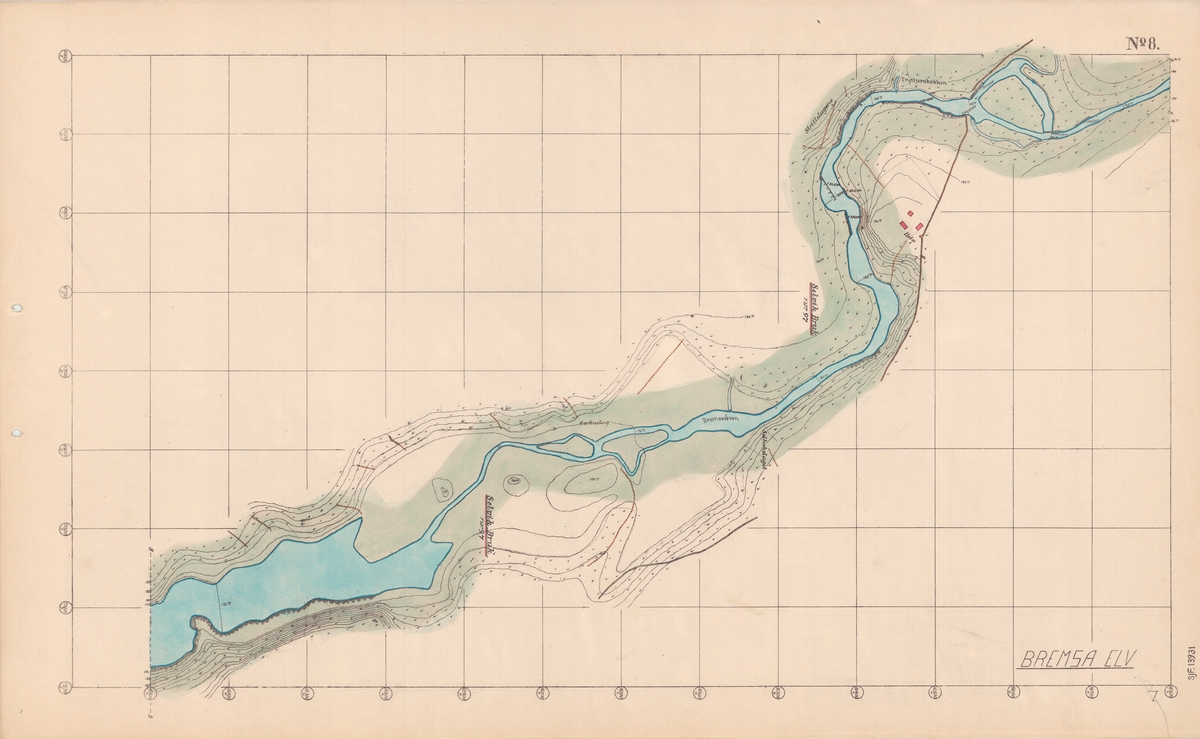 Detaljkart som viser noe av den øvre delen av elva Bremsas løp i daværende Skoger kommune, utført i målestokken 1:2 000. Utsnittet viser et område der elva renner gjennom utmarksarealser som tilhørte Selvik Bruk. Karttegneren har markert tømmerskjermer som sannsynligvis skulle hindre at fløtingsvirket drev opp på elvebredden eller inn i bakevjer. På den øvre delen av kartet ser vi gardsbruket Heia, nederst vider elveløpet seg ut i Majordammen. Elveløp og tilstøtende strandlinjer, bygninger og eiendomsgrenser er kolorerte.  Kartet inngår i ei kartmappe som Hvoslefs skogtaksasjonskontor i Kristiania [Oslo] utarbeidet for A/S Selvik bruk i 1917-18. Kartene viser vassdragene Sandeelva, Bremsa og Gryta, fra utløpet i sjøen i Sandebukta til de øvre delene av de nevnte elveløpene. Kartet har 25 nummererte rektangler som antyder den innbyrdes plasseringa av de påfølgende detaljkartene.  Dette kartet er det andre bladet i ei stor mappe, bak ei forsida som har overskriften «KART over SANDEELVEN med bielvene BREMSA OG GRYTA». Kartene viser – i målestokken 1:2000 – dyrket mark, udyrket mark, steinskred, utraste elvebredder, fjellgrunn langs elvene, grunner i elveløpet, myrer, herredsgrenser, eiendomsgrenser, gjerder, grøfter, bruer, jernbane, hovedveger, bygdeveger, gangstier, vinterveger, hengsler [lenser], lensearmer, murte skjermer, tømrete skjermer, faskinskjermer, fosser, stryk, barskog, lauvskog og Selvik bruks rettigheter. Dokumentet er signert «E. Heggenhougen», muligens Erling Heggenhougen (1887-1981). I tillegg til denne forsida omfatter kartsamlinga ei forside med tegnforklaringer, 1 oversiktskart (1:20 000), 10 detaljkart (1:2 000) fra Sandeelva, 12 fra Bremsa og 6 fra Gryta. Kartene er registrert i nummerserien SJF.13912 – SJF.13941. Kartbladene er samlet i en stor ringperm.