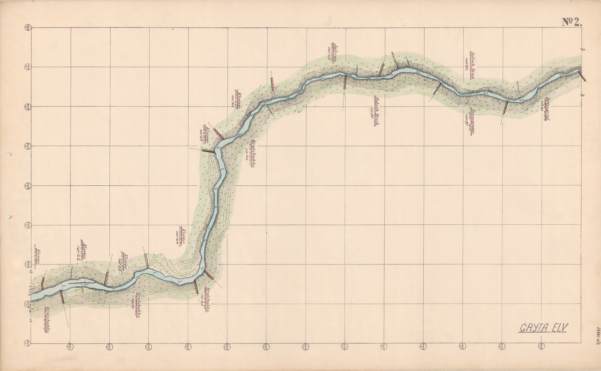 Detaljkart som viser noe av den nedre delen av elva Grytas løp i daværende Skoger kommune. Kartet er utført i målestokken 1:2 000. Utsnittet viser et område der elva renner gjennom eiendommene Grimsrud, Tennungen, Jaren, Klevjer og Grytebakke, samt noe av brukets egen utmarkseiendom. Karttegneren har markert tømmerskjermer som sannsynligvis skulle hindre at fløtingsvirket drev opp på elvebredden eller inn i bakevjer og velteplasser der det bla lagt tømmer i påvente av fløtingssesongen. Elveløp og tilstøtende strandlinjer, bygninger og eiendomsgrenser er kolorerte.  Kartet inngår i ei kartmappe som Hvoslefs skogtaksasjonskontor i Kristiania [Oslo] utarbeidet for A/S Selvik bruk i 1917-18. Kartene viser vassdragene Sandeelva, Bremsa og Gryta, fra utløpet i sjøen i Sandebukta til de øvre delene av de nevnte elveløpene. Kartet har 25 nummererte rektangler som antyder den innbyrdes plasseringa av de påfølgende detaljkartene.  Dette kartet er det andre bladet i ei stor mappe, bak ei forsida som har overskriften «KART over SANDEELVEN med bielvene BREMSA OG GRYTA». Kartene viser – i målestokken 1:2000 – dyrket mark, udyrket mark, steinskred, utraste elvebredder, fjellgrunn langs elvene, grunner i elveløpet, myrer, herredsgrenser, eiendomsgrenser, gjerder, grøfter, bruer, jernbane, hovedveger, bygdeveger, gangstier, vinterveger, hengsler [lenser], lensearmer, murte skjermer, tømrete skjermer, faskinskjermer, fosser, stryk, barskog, lauvskog og Selvik bruks rettigheter. Dokumentet er signert «E. Heggenhougen», muligens Erling Heggenhougen (1887-1981). I tillegg til denne forsida omfatter kartsamlinga ei forside med tegnforklaringer, 1 oversiktskart (1:20 000), 10 detaljkart (1:2 000) fra Sandeelva, 12 fra Bremsa og 6 fra Gryta. Kartene er registrert i nummerserien SJF.13912 – SJF.13941. Kartbladene er samlet i en stor ringperm.