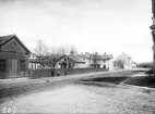 Kålgårdsgatan mot öster från Snickargatan i Jönköping. Rakt fram ligger Sotargården, som tidigare ägts av brandmästaren C. J. Landén. Gårdshuset inehöll sotarkammaren, där skorstensfejarna hade sina lokaler.