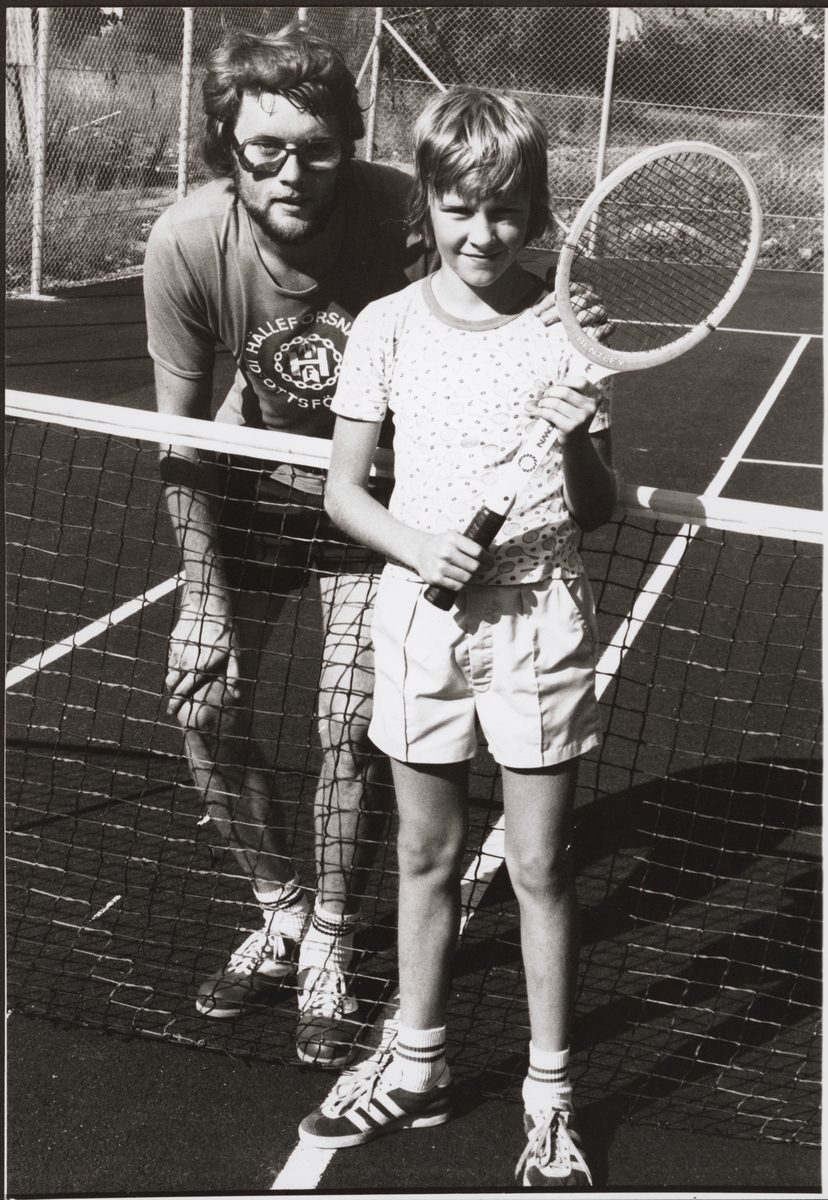 Christer Berg med tennisracket framför nätet.