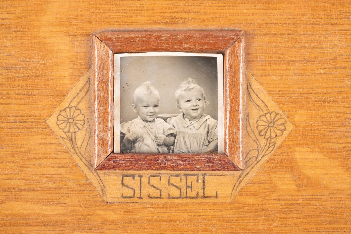 Fotografi av Roar Antonsens tvillingdøtre Tone og Sissel.
