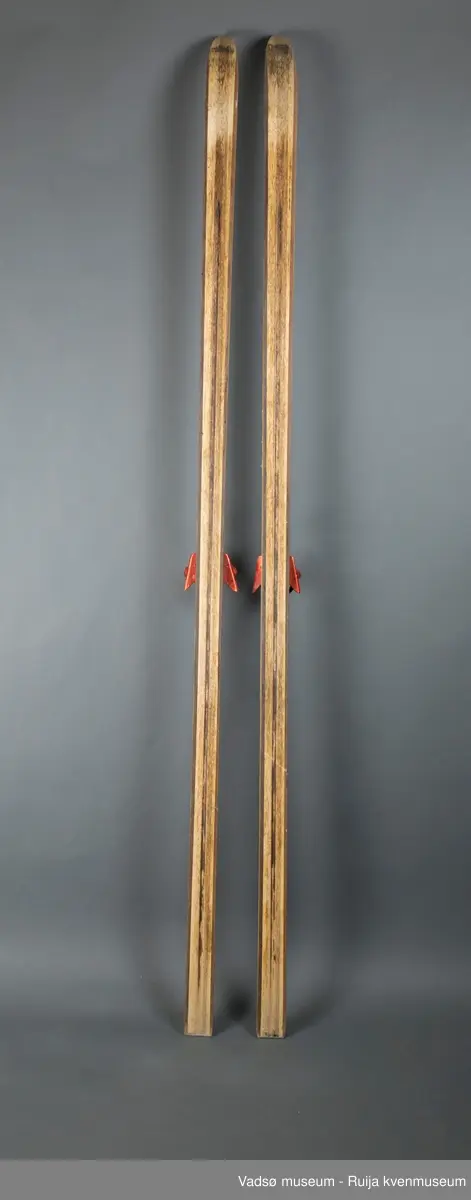 Langrennski av tre. Skiene er lakkert i brunt og klarlakk over og under, i vekselvise felter i skiens lengderetning. Bindinger av tåbindings-typen i aluminium; rød binding og blå hælplate. Avrundet renne langs skiens glideflate. Rett avskåret baktupp med metallbeslag. På skiens overside er flere emblemer. På tuppen er et rundt emblem med bilde av en bagler og påskriften "Splitkein Østbye Patent". Lenger ned på skien er et Gresvig-sport emblem. Videre ned mot bindingen er et rundt emblem av en bagler mot rød bakgrunn.