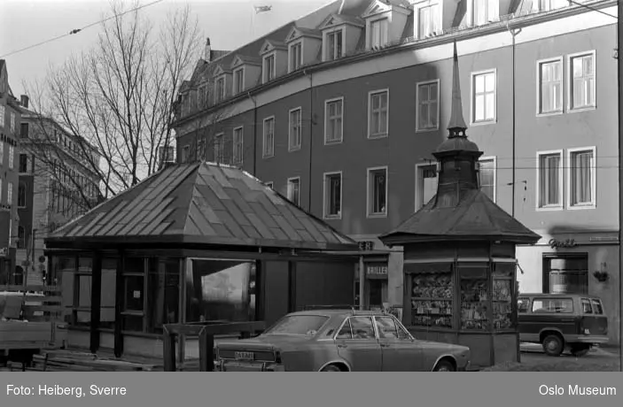 plass, aviskiosk, ny kiosk, forretningsgårder, biler