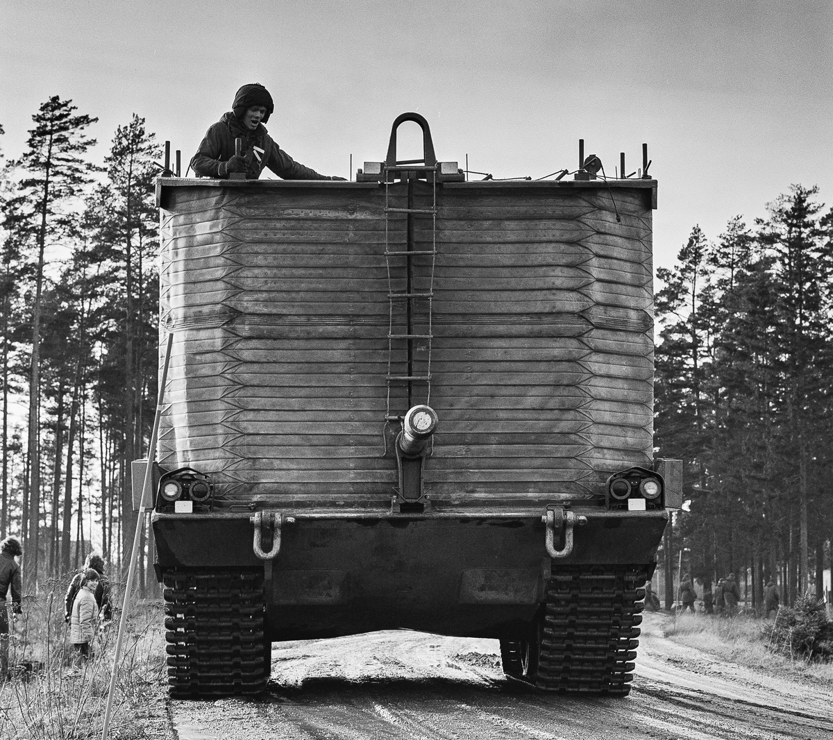 Förevisning av strv 103B med flytbälg. Förmodligen vid Pansartruppskolan i Skultorp. Kan vara på skjutfältet Kråk.