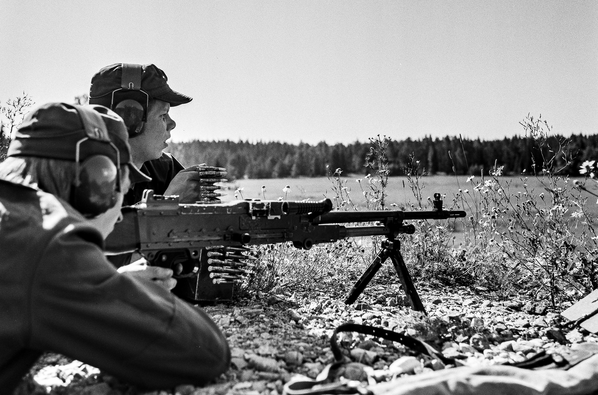 Sommaren 1978 genomfördes en samlad befälsutbildning på ksp m/58.
Här ser vi en grupp som skjuttränar på Häradsfältet. 
Under eldgivning.
Fanjunkare Ove Björkman som laddare, skytten okänd.

OBS! två bilder.