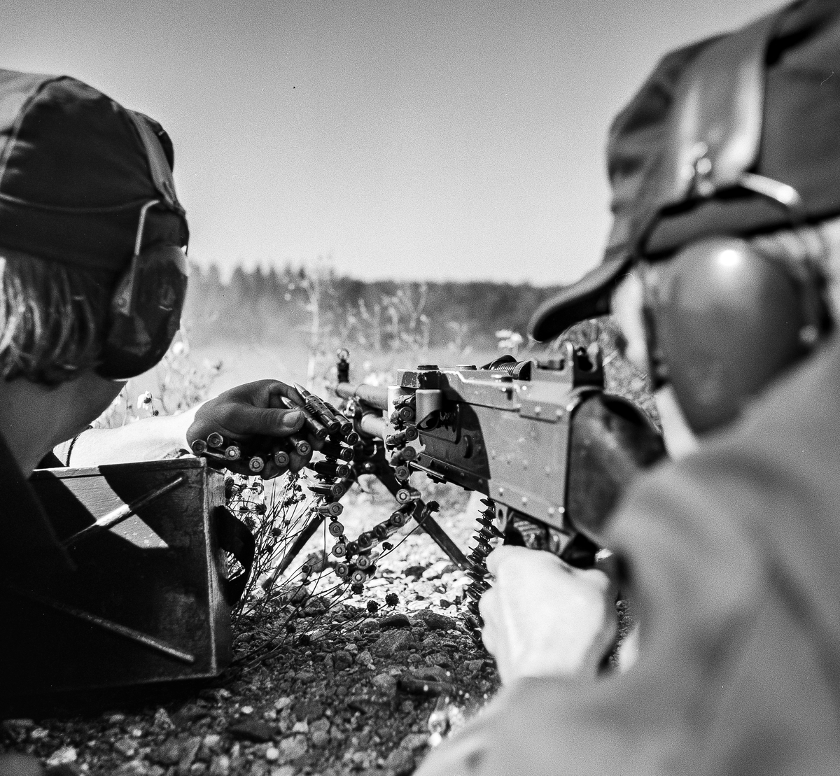 Sommaren 1978 genomfördes en samlad befälsutbildning på ksp m/58.
Här ser vi en grupp som skjuttränar på Häradsfältet. 
Under eldgivning.
Fanjunkare Ove Björkman som laddare, skytten okänd.

OBS! två bilder.