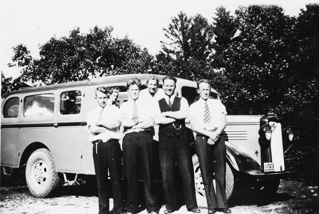 Undomar frå Månheim på busstur, ca 1935.