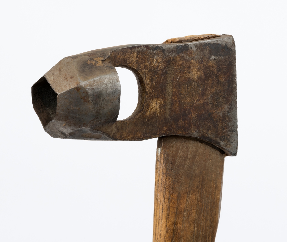 Øks - brukt til merking av fløtingstømmer i målings- og annammingsprosessen som foregikk langs vassdragene i overgangsfasen mellom vinter og vår, da tømmerstokkene etter måling formelt skiftet eier - fra skogeieren som hadde organisert hogst og framkjøring til sagbruk eller treforedlingsbedrift, som kjøpte tømmeret med sikte på videre bearbeiding til produkter som var salgbare på et større marked. 

Øksehodet (den smidde delen) er 13,5 centimeter høyt fra eggpartiet til nakken. Nakkedelen er 7,9 centimeter lang og om lag 2,6 centimeter bred bakerst, 2,2 centimeter i fronten. «Kjakene» - sideveggene rundt «øyet» (skafthullet) – smalner fra nakkepartiet mot den nedre delen av bladet. På den nedre delen av øksebladet er det en U-formet utsparing, og til endestavene (Knudsen-smedene kalte dem «stabler») er det påsveiset en cirka 3,7 centimeter høy fasslipt, profilegget «sko». Eggprofilen ble altså slått inn i yteveden på fløtingstømmeret, som tegn på hvem som eide stokkene. Øksehodet er, med unntak av den fasslipte eggen, lakkert med gulfarget lakk. Øverst på høyre side av øksehodet (sett i øksebrukerens perspektiv) finner vi stempelet «K. KNUDSEN MJØNDALEN» sammen med avbildninger av to medaljer denne smeden hadde oppnådd under vareutstillinger der han hadde vist produktene sine. Karl Henrik Knudsen (1870-1956) i Mjøndalen i Nedre Eiker patenterte denne typen merkeøkser i 1908.

Denne øksa har et drøyt 60,5 centimeter langt og forholdsvis rett treskaft (sannsynligvis ask eller hickory). Som økseskaft flest er det bredest i høyderetningen og smalest i bredderetningen i den fremre enden, og mer rundovalt bakerst. Den fremre enden av skaftet er kilet med en trekile som skulle redusere faren for at øksa løsnet fra skaftet under merkingsarbeidet.

Merkekart for Glomma knytter denne øksa til tømmer som ble annammet på vegne av firmaet Bay & Torp (merke nr. 223)

Litt generell informasjon om bruken av merkeøkser i skogbruket finnes under fanen «Opplysninger».