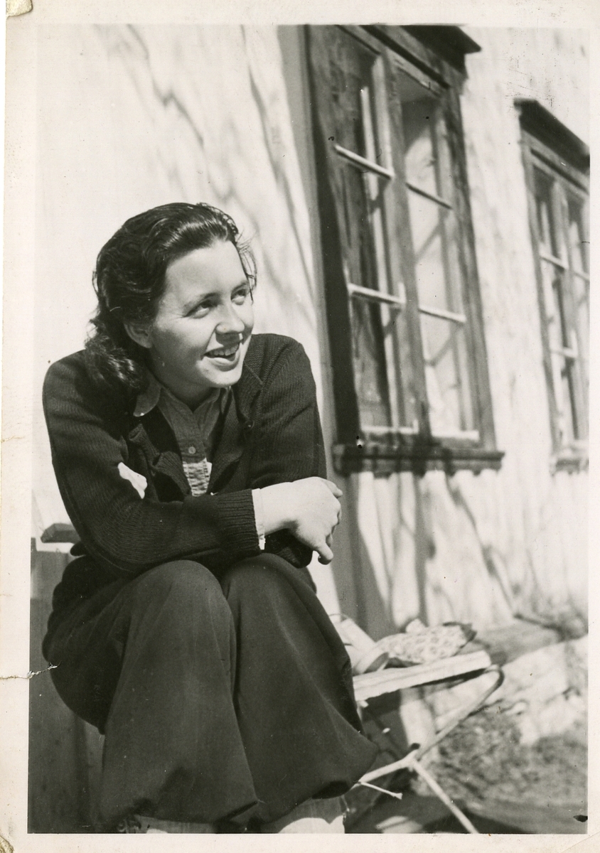 Ingeborg Ranum utenfor en bygning.