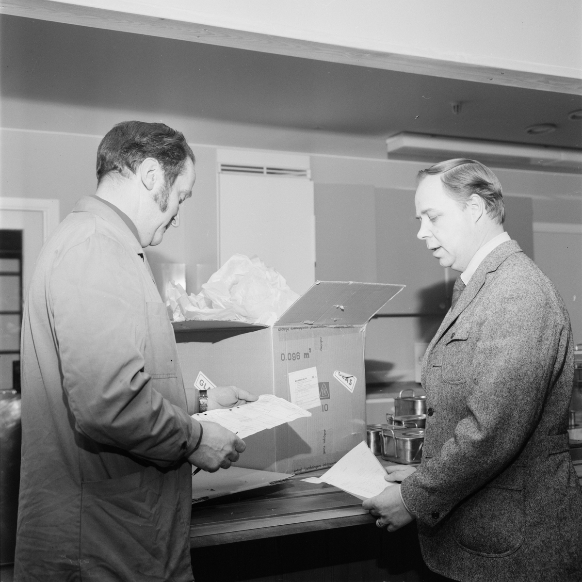 Flyttrusch i Tierpsverkstad, tunga maskiner från Tolso, Uppland, februari 1972
