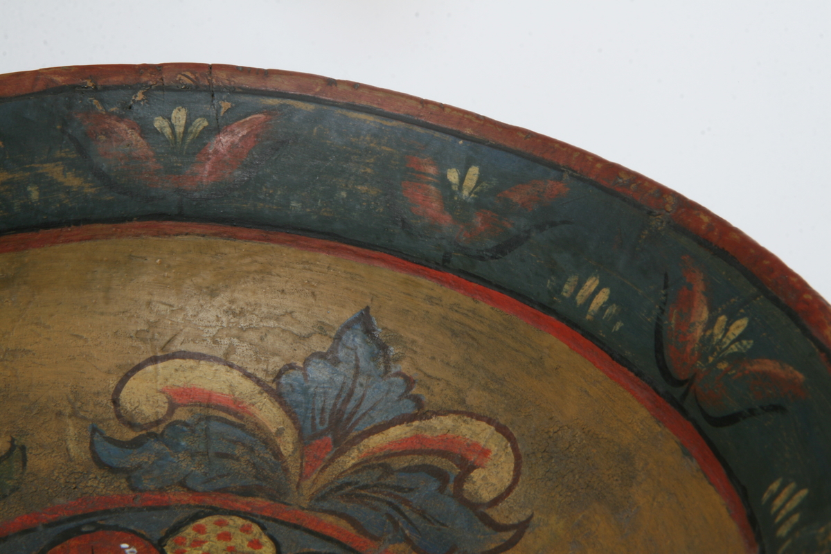 Dreiet, skåret og malt.