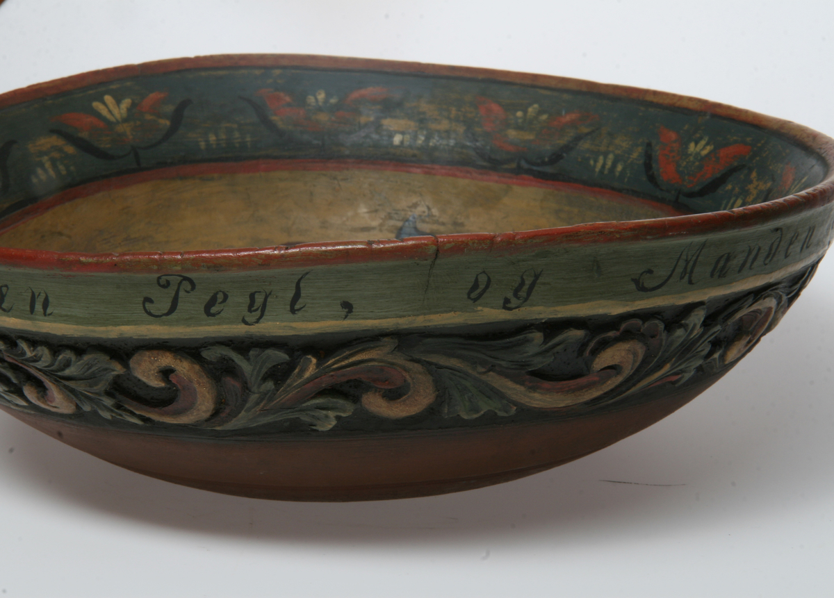 Dreiet, skåret og malt.