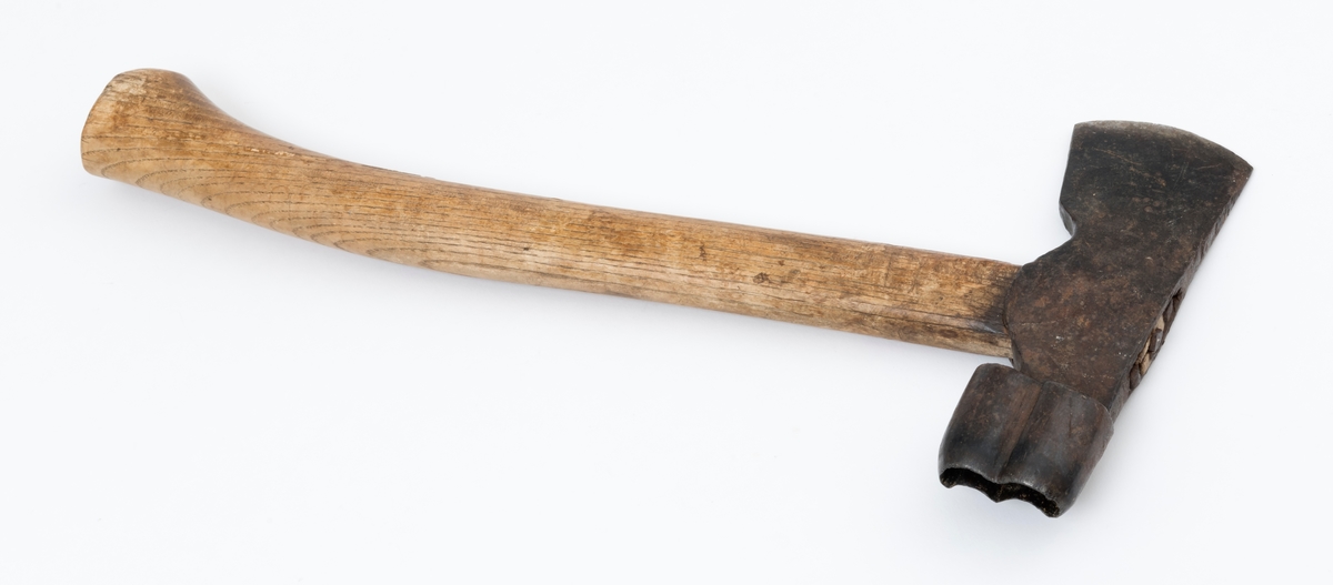 Blinkeøks – brukt under merking av trær som skulle avvirkes kommende høst- og vintersesong. Blinkeøksa var et viktig element i skogbehandlingsregimer der man foretok selektive hogster – enten plukkhogster, der det var bare utvalgte dimensjoner av utvalgte treslag som skulle felles, eller bledning, suksessiv utplukking av enkelttrær etter vurderinger av hogstmodenhet og av fristillingseffekter på omkringstående ungskog. 

Blinkeøksa er tveegget. Den ene eggen er plan og har ei konvekst buet egglinje, som i dette tilfellet er 6,7 centimeter lang. Denne eggen ble brukt til å hogge strimer i barken på stående trær – såkalte «blinkebless» – vanligvis ett i brysthøyde og ett i rotsonen på trær som skulle felles. I den motsatte enden av øksehodet er det utsmidd en 3,9 centimeter høy profilert, fasslipt stålsko – på denne øksa som to buer der endeflatene møtes. Dette merket ble slått inn i trærnes yteved i de nevnte blinkeblessene, som en bekreftelse på at blinkinga var utført av en autorisert instans.

Denne øksa har et drøyt 41 centimeter langt buet treskaft, antakelig av askevirke. I den bakre skaftenden er det en markert skaftknopp på det som var skaftbuken når blinkeren hogg bless med den plane eggen. I den fremre skaftenden er det innslått tre hesteskosøm, som skulle fungere som kiler, og dermed forebygge at øksehodet løsnet fra skaftet under blinkearbeidet.