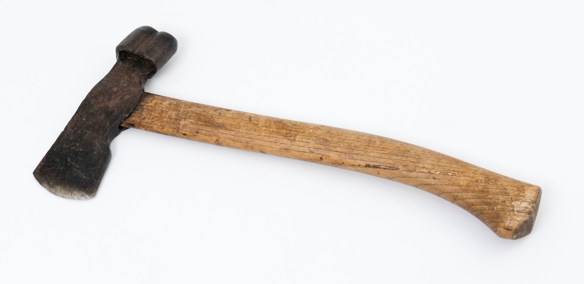 Blinkeøks – brukt under merking av trær som skulle avvirkes kommende høst- og vintersesong. Blinkeøksa var et viktig element i skogbehandlingsregimer der man foretok selektive hogster – enten plukkhogster, der det var bare utvalgte dimensjoner av utvalgte treslag som skulle felles, eller bledning, suksessiv utplukking av enkelttrær etter vurderinger av hogstmodenhet og av fristillingseffekter på omkringstående ungskog. 

Blinkeøksa er tveegget. Den ene eggen er plan og har ei konvekst buet egglinje, som i dette tilfellet er 6,7 centimeter lang. Denne eggen ble brukt til å hogge strimer i barken på stående trær – såkalte «blinkebless» – vanligvis ett i brysthøyde og ett i rotsonen på trær som skulle felles. I den motsatte enden av øksehodet er det utsmidd en 3,9 centimeter høy profilert, fasslipt stålsko – på denne øksa som to buer der endeflatene møtes. Dette merket ble slått inn i trærnes yteved i de nevnte blinkeblessene, som en bekreftelse på at blinkinga var utført av en autorisert instans.

Denne øksa har et drøyt 41 centimeter langt buet treskaft, antakelig av askevirke. I den bakre skaftenden er det en markert skaftknopp på det som var skaftbuken når blinkeren hogg bless med den plane eggen. I den fremre skaftenden er det innslått tre hesteskosøm, som skulle fungere som kiler, og dermed forebygge at øksehodet løsnet fra skaftet under blinkearbeidet.