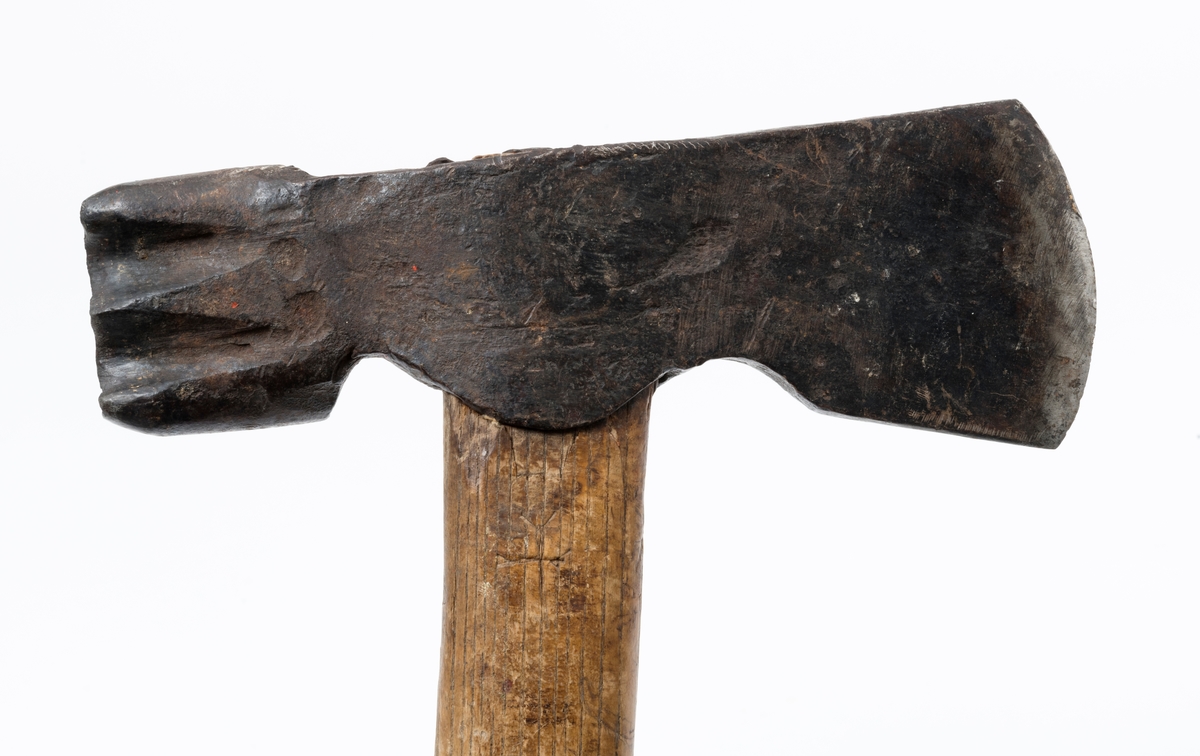 Blinkeøks – brukt under merking av trær som skulle avvirkes kommende høst- og vintersesong. Blinkeøksa var et viktig element i skogbehandlingsregimer der man foretok selektive hogster – enten plukkhogster, der det var bare utvalgte dimensjoner av utvalgte treslag som skulle felles, eller bledning, suksessiv utplukking av enkelttrær etter vurderinger av hogstmodenhet og av fristillingseffekter på omkringstående ungskog. 

Blinkeøksa er tveegget. Den ene eggen er plan og har ei konvekst buet egglinje, som i dette tilfellet er 6,7 centimeter lang. Denne eggen ble brukt til å hogge strimer i barken på stående trær – såkalte «blinkebless» – vanligvis ett i brysthøyde og ett i rotsonen på trær som skulle felles. I den motsatte enden av øksehodet er det utsmidd en 3,9 centimeter høy profilert, fasslipt stålsko – på denne øksa som to buer der endeflatene møtes. Dette merket ble slått inn i trærnes yteved i de nevnte blinkeblessene, som en bekreftelse på at blinkinga var utført av en autorisert instans.

Denne øksa har et drøyt 41 centimeter langt buet treskaft, antakelig av askevirke. I den bakre skaftenden er det en markert skaftknopp på det som var skaftbuken når blinkeren hogg bless med den plane eggen. I den fremre skaftenden er det innslått tre hesteskosøm, som skulle fungere som kiler, og dermed forebygge at øksehodet løsnet fra skaftet under blinkearbeidet.