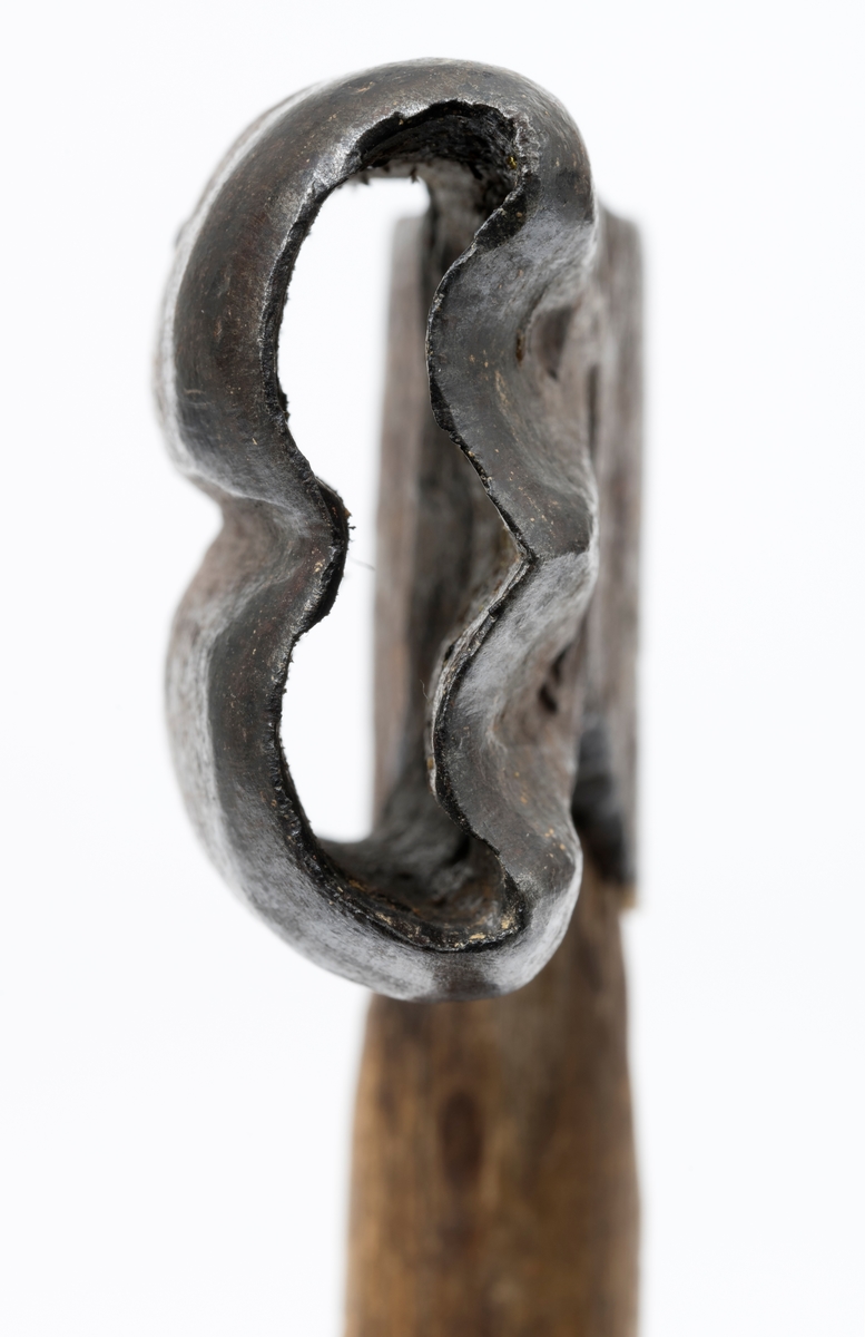 Blinkeøks – brukt under merking av trær som skulle avvirkes kommende høst- og vintersesong. Blinkeøksa var et viktig element i skogbehandlingsregimer der man foretok selektive hogster – enten plukkhogster, der det var bare utvalgte dimensjoner av utvalgte treslag som skulle felles, eller bledning, suksessiv utplukking av enkelttrær etter vurderinger av hogstmodenhet og av fristillingseffekter på omkringstående ungskog. 

Blinkeøksa er tveegget. Den ene eggen er plan og har ei konvekst buet egglinje, som i dette tilfellet er 6,7 centimeter lang. Denne eggen ble brukt til å hogge strimer i barken på stående trær – såkalte «blinkebless» – vanligvis ett i brysthøyde og ett i rotsonen på trær som skulle felles. I den motsatte enden av øksehodet er det utsmidd en 3,9 centimeter høy profilert, fasslipt stålsko – på denne øksa som to buer der endeflatene møtes. Dette merket ble slått inn i trærnes yteved i de nevnte blinkeblessene, som en bekreftelse på at blinkinga var utført av en autorisert instans.

Denne øksa har et drøyt 41 centimeter langt buet treskaft, antakelig av askevirke. I den bakre skaftenden er det en markert skaftknopp på det som var skaftbuken når blinkeren hogg bless med den plane eggen. I den fremre skaftenden er det innslått tre hesteskosøm, som skulle fungere som kiler, og dermed forebygge at øksehodet løsnet fra skaftet under blinkearbeidet.