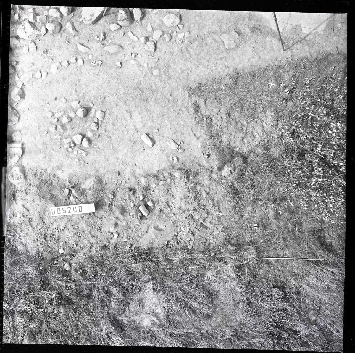 Munktorp sn, Köping, Åsby.
"Hummelbacken". Utgrävning av gravfält RAÄ 117. Fotokarta. 1961.