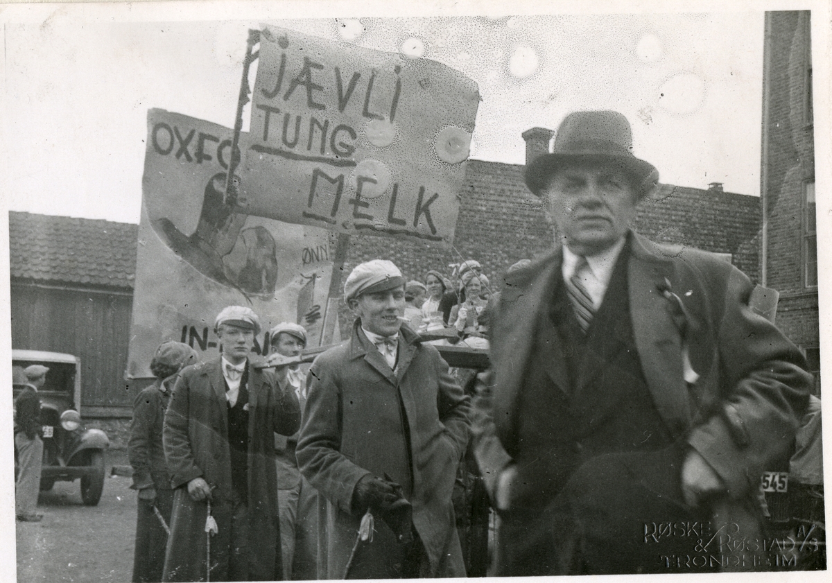 Fra familiealbum. Olaf T. Ranum senior i forgrunn. Bak han er det et russetog som passerer.