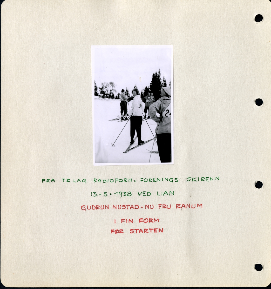 Fra familiealbum. Gudrun Ranum stiller til start i skirenn. Fra Trøndelag Radioforhandlerforenings skirenn den 13/3-1938 ved Lian. Under fotgorafiet står det: "Gudrun Nustutad- nu fru Ranum i fin form før starten". Hele betjeningen hos Olaf T. Ranum A/S var med.