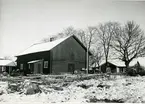 Vallby, Västerås.
Parstuga och uthus på Vallby, efter modernisering, 1949.