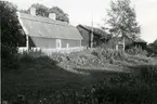 Vallby, Västerås.
Östergården, baksidan av gula mannbyggnaden, 1933.