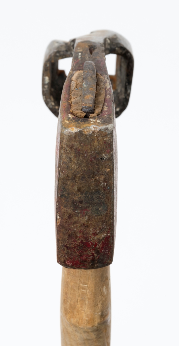 Øks – brukt til merking av fløtingstømmer i målings- og annammingsprosessen som foregikk langs vassdragene i overgangsfasen mellom vinter og vår, da tømmerstokkene etter måling formelt skiftet eier – fra skogeieren som hadde organisert hogst og framkjøring til sagbruk eller treforedlingsbedrift, som kjøpte tømmeret med sikte på videre bearbeiding til produkter som var salgbare på et større marked. 

Øksehodet (den smidde delen) er cirka 15,5 centimeter høyt fra eggpartiet til nakken. Nakkedelen er 6,4 centimeter lang og om lag 2,2 centimeter bred. «Kjakene» – sideveggene rundt «øyet» (skafthullet) – er forholdsvis rette. På den nedre delen av øksebladet er det en U-formet utsparing, og til endestavene (Knudsen-smedene kalte dem «stabler») er det påsveiset en cirka 4 centimeter høy fasslipt, profilegget «sko». Eggprofilen er formet som omrisset av et stilisert damplokomotiv. Dette symbolet ble altså slått inn i yteveden på fløtingstømmeret, som tegn på hvem som eide stokkene. Den øvre delen av øksehodet er lakkert med rød lakk. På venstre side av dette øksebladet (sett i øksebrukerens perspektiv) finner vi smedstempelet «K. KNUDSEN  PATENT». Smeden Karl Henrik Knudsen (1870-1956) tok patent på denne typen merkeøkser i 1908.

Øksa har et 61 centimeter langt og forholdsvis rett treskaft (sannsynligvis ask eller hickory) som er overflatebehandlet med rasp. Som økseskaft flest er det bredest i høyderetningen og smalest i bredderetningen i den fremre enden, og mer rundovalt bakerst. Den fremre enden av skaftet er kilet med en jernkile som skulle redusere faren for at øksa løsnet fra skaftet under merkingsarbeidet.

Ifølge «Merkekart 1953 for Glommen» (gjengitt i Julius Nygaards skogalmanakk for 1954) ble dette merket brukt av Norges Statsbaner (jfr. merke nr. 35). På merkekartet fra 1920 er det samme merket knyttet til firmaet Melsom & Holth.

Litt generell informasjon om bruken av merkeøkser i skogbruket finnes under fanen «Opplysninger».