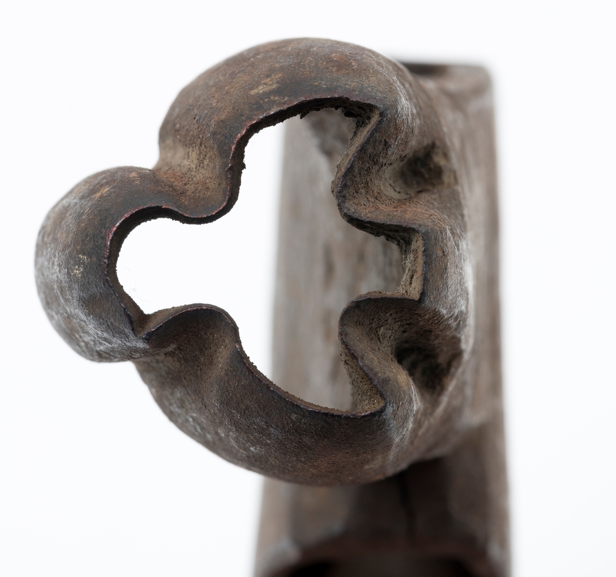 Øksehode – brukt til merking av fløtingstømmer i målings- og annammingsprosessen som foregikk langs vassdragene i overgangsfasen mellom vinter og vår, da tømmerstokkene etter måling formelt skiftet eier – fra skogeieren som hadde organisert hogst og framkjøring til sagbruk eller treforedlingsbedrift, som kjøpte tømmeret med sikte på videre bearbeiding til produkter som var salgbare på et større marked. 

Øksehodet (den smidde delen) er snaut 14,3 centimeter høyt fra eggpartiet til nakken. Nakkedelen er 9,0 centimeter lang og om lag 3,1 centimeter bred. «Kjakene» – sideveggene rundt «øyet» (skafthullet) – smalner mot den nedre delen av bladet. Det er en sprekk i godset i underkant av øyet. Nederst på bladet er det utsmidd en drøyt 3 centimeter høy fasslipt, profilegget «sko» (målet er tatt i ytterkant, der denne komponenten er smalest). Eggprofilen er formet som omrisset av en fugl med utspente vinger. Dette symbolet ble altså slått inn i yteveden på fløtingstømmeret, som tegn på hvem som eide stokkene. Øksehodet har ikke noe synlig smedstempel. Stålet er noe rustent. Bokstavene «OT» - antakelig smedens initialer - er antakelig smedens initialer.

Dette øksemerket ble ifølge merkekart for Glomma fra 1921 bruk til tømmer som ble innkjøpt på vegne av Lillestrøms Cellulosefabrik, en treforedlingsbedrift som var i virksomhet fra 1908 til 1943 (de første åra under navnet «Lillestrøm Sulfitfabrik»).

Litt generell informasjon om bruken av merkeøkser i skogbruket finnes under fanen «Opplysninger».