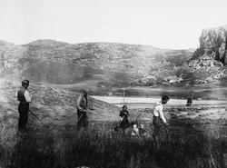 Ola Mellemstrand (1867 - 1934) på utslått med sønene Børge M