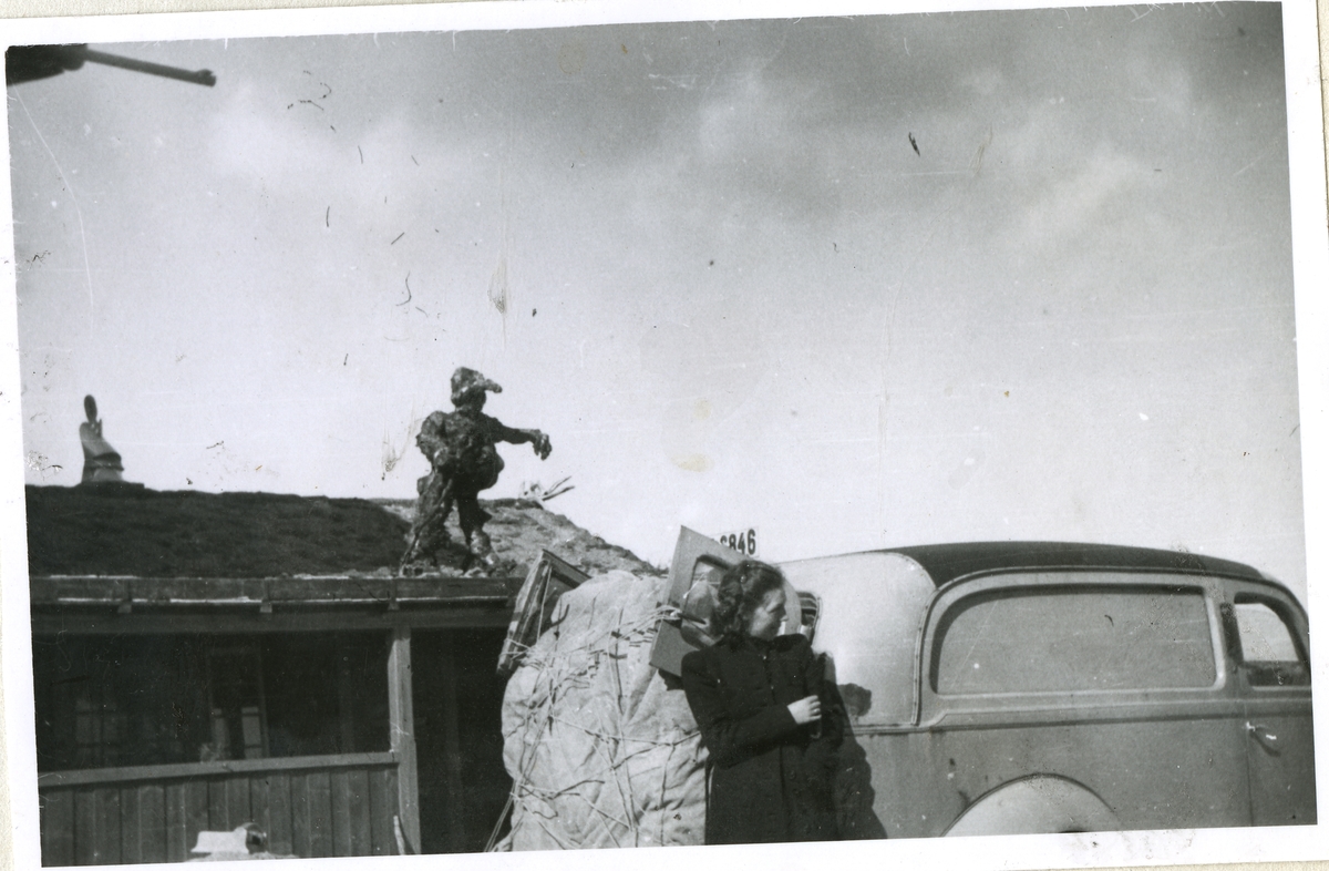 Fra familiealbum. I mai 1940 var jernabneforbindelsen brutt. Anges Ranum Granholt og Sverre Granholt kjørte, med ulovlig bensin, til Oslo for å hente varer. Bilen var overlastet med plater og radioapparater. Varebil U-6846 er en Reo årsmodell 1937-38 med norskbygd karosseri.
bygningen bak bilen er overnattings- og spisestedet Dovregubbens Hall nær Vålåsjø på Dovrefjell. bygningen ble tegnet av arkitekt Lande fra Lillehammer, og på taket ser vi Dovregubben.