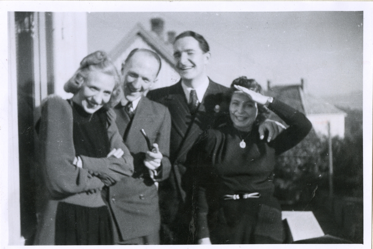 Fra familiealbum. Fotografi av sangerinne Rita Drangsholt fra venstre, Sverre Granholt, Gerd og sanger Jens Book- Jenssen fra et turnébesøk i Trondheim i 1941. Ved fotografiet står det: "24 fulle hus i arbeiderforeningen."