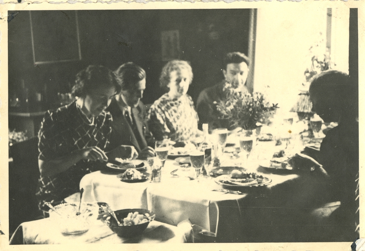 Fra familiealbum. Kunder nordfra på besøk i Tyholtveien hos Olaf T. Ranum. Mest sannsynlig Ranum som ved vinduet, og Gudrun Ranum ved siden av han, samt Ingeborg Ranum som sitter ytterst.