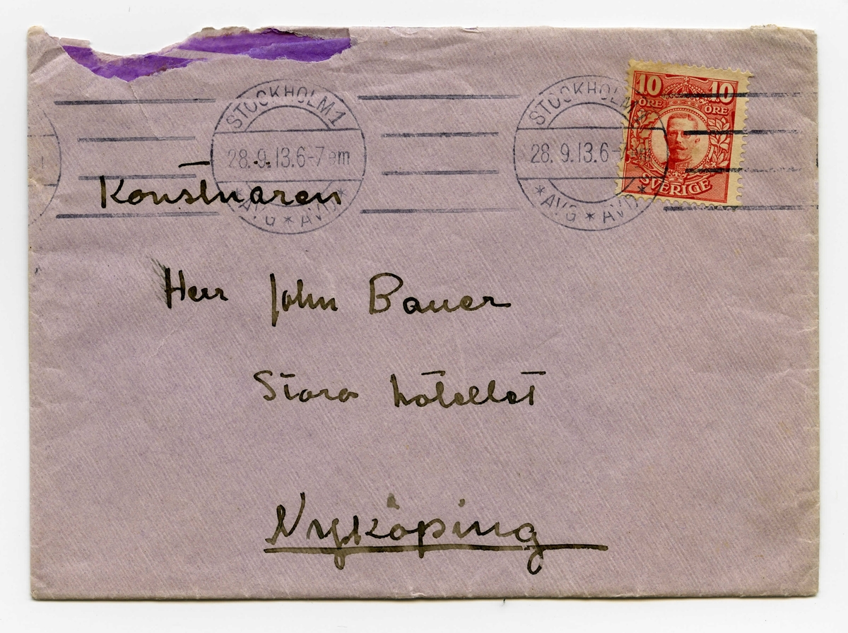 Brev 1913-09-26 från Ester Bauer till John Bauer, bestående av två sidor skrivet på fram- och baksidan av ett vikt pappersark, samt kuvert. Huvudsaklig skrift handskriven med svart bläck. 
.
BREVAVSKRIFT:
.
[Sida 1]
Brevik 26 Sept. 1913
.
Käre min John!
.
Tack för brevet. Jag bara tycker att det borde
varit längre eller också borde du skrivit ett
till. Så tråkigt med panelen. Riddar Martin
som staty tycker jag inte om – tror jag.
Du har fått påminnelse om livförsäkringen.
Så har du fått ett brev från Ove Eklund
med ett foto. av dej, så tala han om en
epistel han ska skriva om dej och ett foto
han vill ha för densamma. Ha det bråttom?
Jag var i tisdags på pianistens Friedamans
Chopin – afton. Den var bedårande.
Så har jag kokt in lingon och syltpäron.
Så har jag lämnat den blå tapeten till under-
säkning av arsenikhalten. Det är ju så
märkvärdigt att vi bli så nervösa när vi
komma hem. Du ska väl till den första
kriva till Lundbergs om hur du vill ha
det i vinter? Finns det arsenik få du
tapetsera om. Det har jag redan sagt Fru
Blomberg har väl skrivit till dej om sin
ateljer? Hon vill hyra ut den i vinter.
Ligger den sentralt? Selma är här i 
kväll, hon är så förtjust i vårt lilla hem. 
.
[Sida 2]
Mor är här också. Pojken också – fet
och frodig. I dag var han med oss ute
och gick och han blev så förfärligt varm
och ansträng av sin stora Korparlöns.
Förresten är här lugnt och fridfullt och
förtjusande. Ska jag köpa ved o koks nu?
[D] Tiden är väl inne – kanske det blir
dyrare sedan. Mitt öga har ännu inte blivit
opererat. Jag drar mej för det – det är inte
alls roligt, men det måste ju. I början av
nästa vecka blir det nog. Är du inte ängslig?
Johnne min, jag nästan längtar efter dej
[och] ibland – längtar du efter mej?
Jag har inte träffat ”lille Henning” än. Han
är väl inte i stan än – sorgligt nog.
Jag måste ha något vapen när jag ligger ensam
i hela huset. Ska jag köpa en hundbörsa?
(sådan som bilåkare skrämmer hundar)
Skriv nu ett långt brev till mej är
du hygglig. Vore du här skulle du
få tre kyssar – inte flera, och de skulle
vara lugna och städade, inte Bert Lin-
aktiga.
    Din Ester-Lisa. 
.
[Kuvert framsida]
[I högra översta hörnet finns ett rött 10-öres frimärke med ett motiv föreställande Gustaf V, och över det en poststämpel från Stockholm 28/9 1913, 6-7 em. En likadan poststämpel finns även på vänster sida.]
.
[Adresserat till]
Herr John Bauer
Stora hotellet
Nyköping
.
[Kuvertets baksida]
avs. Fru Ester-Lisa Bauer
	Lidingö-Brevik.
.
[I övre högra hörnet finns en poststämpel från Jönköping 29/9 1913]