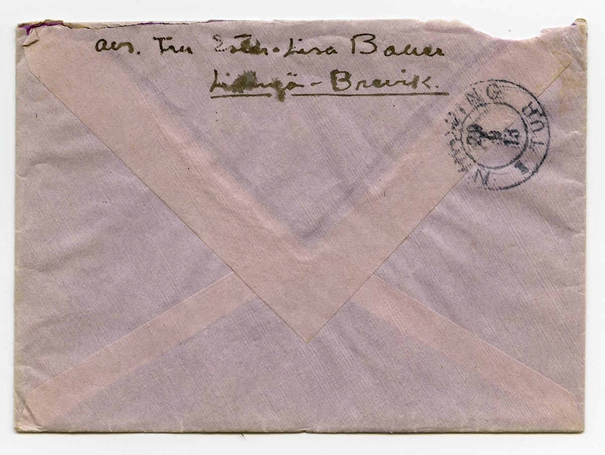 Brev 1913-09-26 från Ester Bauer till John Bauer, bestående av två sidor skrivet på fram- och baksidan av ett vikt pappersark, samt kuvert. Huvudsaklig skrift handskriven med svart bläck. 
.
BREVAVSKRIFT:
.
[Sida 1]
Brevik 26 Sept. 1913
.
Käre min John!
.
Tack för brevet. Jag bara tycker att det borde
varit längre eller också borde du skrivit ett
till. Så tråkigt med panelen. Riddar Martin
som staty tycker jag inte om – tror jag.
Du har fått påminnelse om livförsäkringen.
Så har du fått ett brev från Ove Eklund
med ett foto. av dej, så tala han om en
epistel han ska skriva om dej och ett foto
han vill ha för densamma. Ha det bråttom?
Jag var i tisdags på pianistens Friedamans
Chopin – afton. Den var bedårande.
Så har jag kokt in lingon och syltpäron.
Så har jag lämnat den blå tapeten till under-
säkning av arsenikhalten. Det är ju så
märkvärdigt att vi bli så nervösa när vi
komma hem. Du ska väl till den första
kriva till Lundbergs om hur du vill ha
det i vinter? Finns det arsenik få du
tapetsera om. Det har jag redan sagt Fru
Blomberg har väl skrivit till dej om sin
ateljer? Hon vill hyra ut den i vinter.
Ligger den sentralt? Selma är här i 
kväll, hon är så förtjust i vårt lilla hem. 
.
[Sida 2]
Mor är här också. Pojken också – fet
och frodig. I dag var han med oss ute
och gick och han blev så förfärligt varm
och ansträng av sin stora Korparlöns.
Förresten är här lugnt och fridfullt och
förtjusande. Ska jag köpa ved o koks nu?
[D] Tiden är väl inne – kanske det blir
dyrare sedan. Mitt öga har ännu inte blivit
opererat. Jag drar mej för det – det är inte
alls roligt, men det måste ju. I början av
nästa vecka blir det nog. Är du inte ängslig?
Johnne min, jag nästan längtar efter dej
[och] ibland – längtar du efter mej?
Jag har inte träffat ”lille Henning” än. Han
är väl inte i stan än – sorgligt nog.
Jag måste ha något vapen när jag ligger ensam
i hela huset. Ska jag köpa en hundbörsa?
(sådan som bilåkare skrämmer hundar)
Skriv nu ett långt brev till mej är
du hygglig. Vore du här skulle du
få tre kyssar – inte flera, och de skulle
vara lugna och städade, inte Bert Lin-
aktiga.
    Din Ester-Lisa. 
.
[Kuvert framsida]
[I högra översta hörnet finns ett rött 10-öres frimärke med ett motiv föreställande Gustaf V, och över det en poststämpel från Stockholm 28/9 1913, 6-7 em. En likadan poststämpel finns även på vänster sida.]
.
[Adresserat till]
Herr John Bauer
Stora hotellet
Nyköping
.
[Kuvertets baksida]
avs. Fru Ester-Lisa Bauer
	Lidingö-Brevik.
.
[I övre högra hörnet finns en poststämpel från Jönköping 29/9 1913]