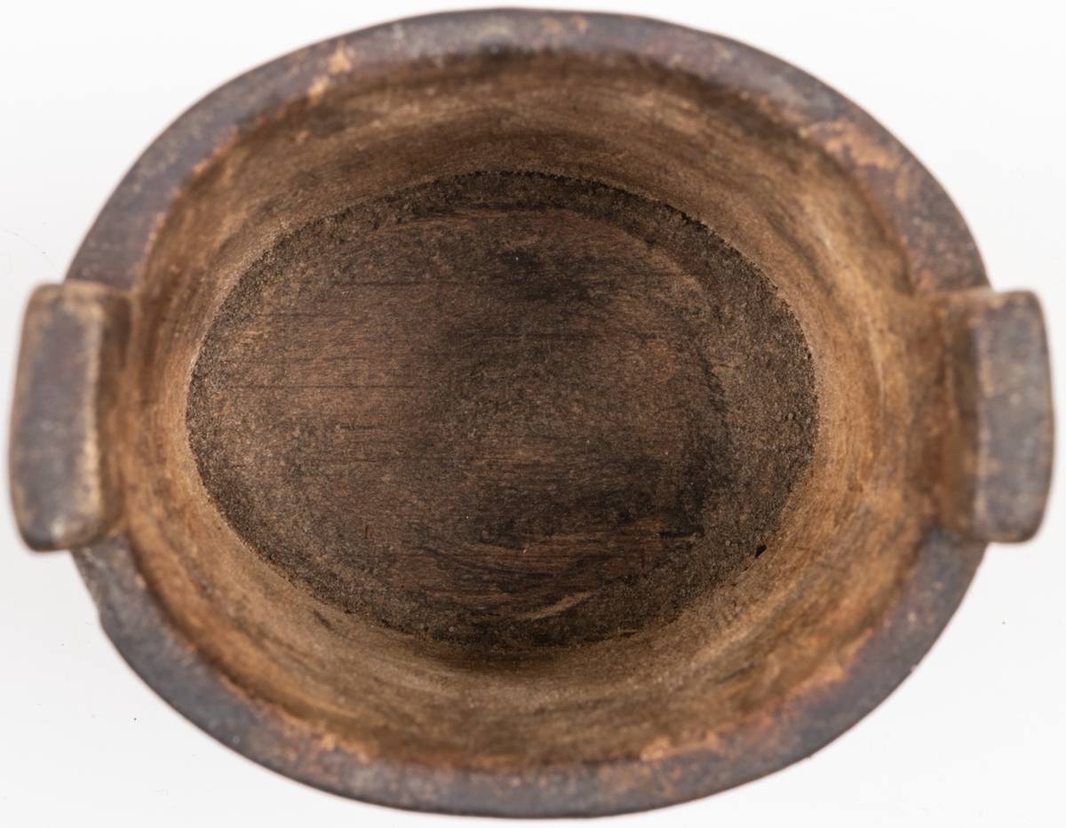 Litet träkar för salt, omålad.