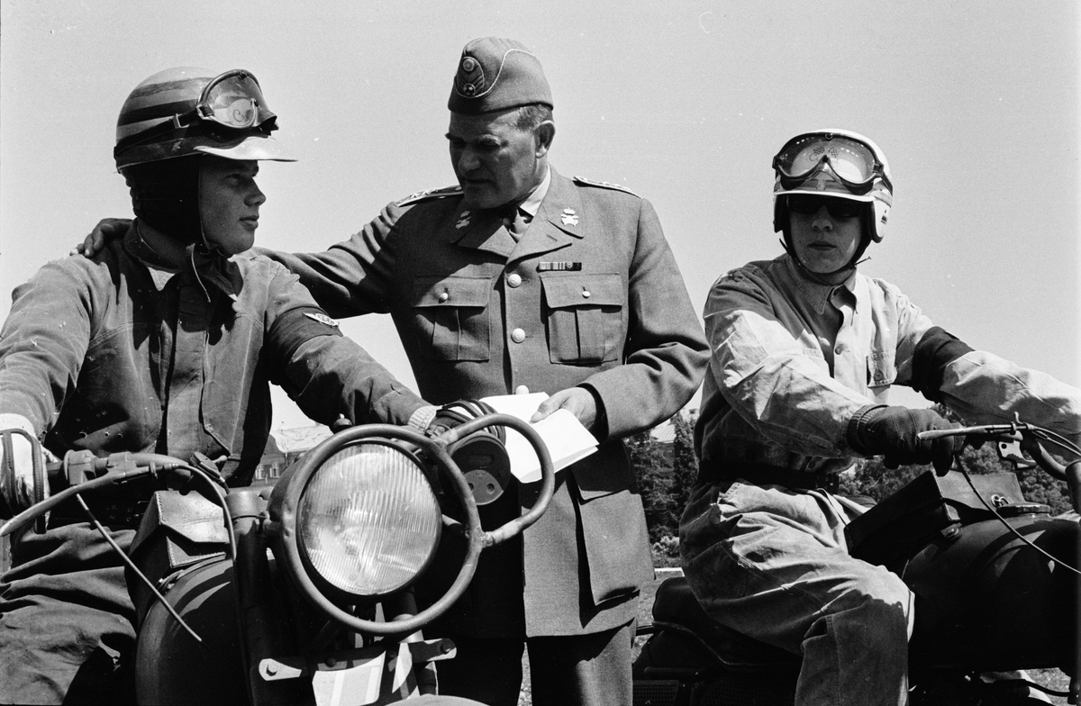 "Välutbildade motorcykelpojkar gav examensuppvisning", Uppsala 1963